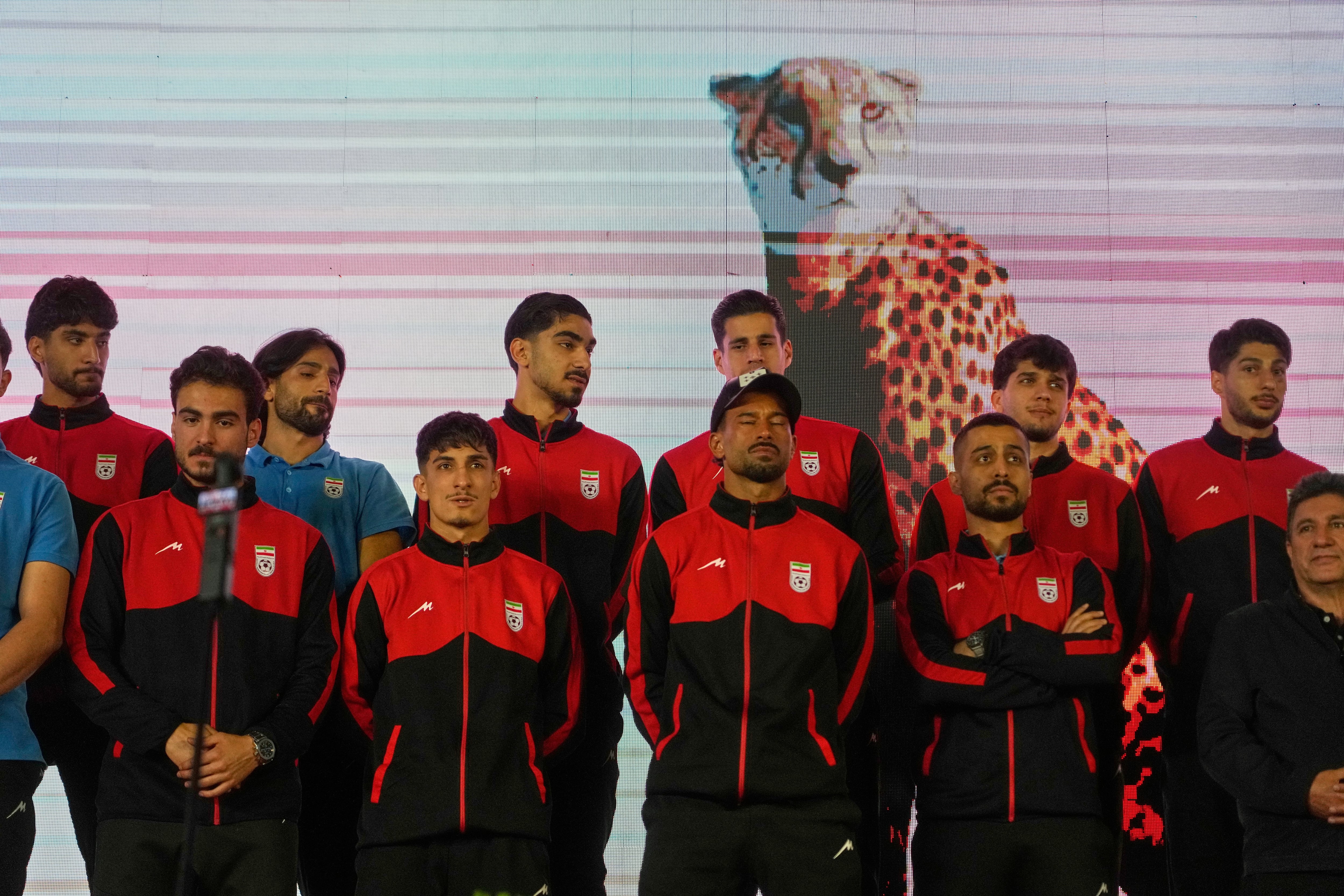 Jugadores de la selección de Irán saludan a la afición durante un evento organizado para el gobierno antes de que el equipo se dirija a su campamento y juegos de preparación en Turquía antes de la Copa Mundial el miércoles 13 de mayo del 2026. (AP Foto/Vahid Salemi)