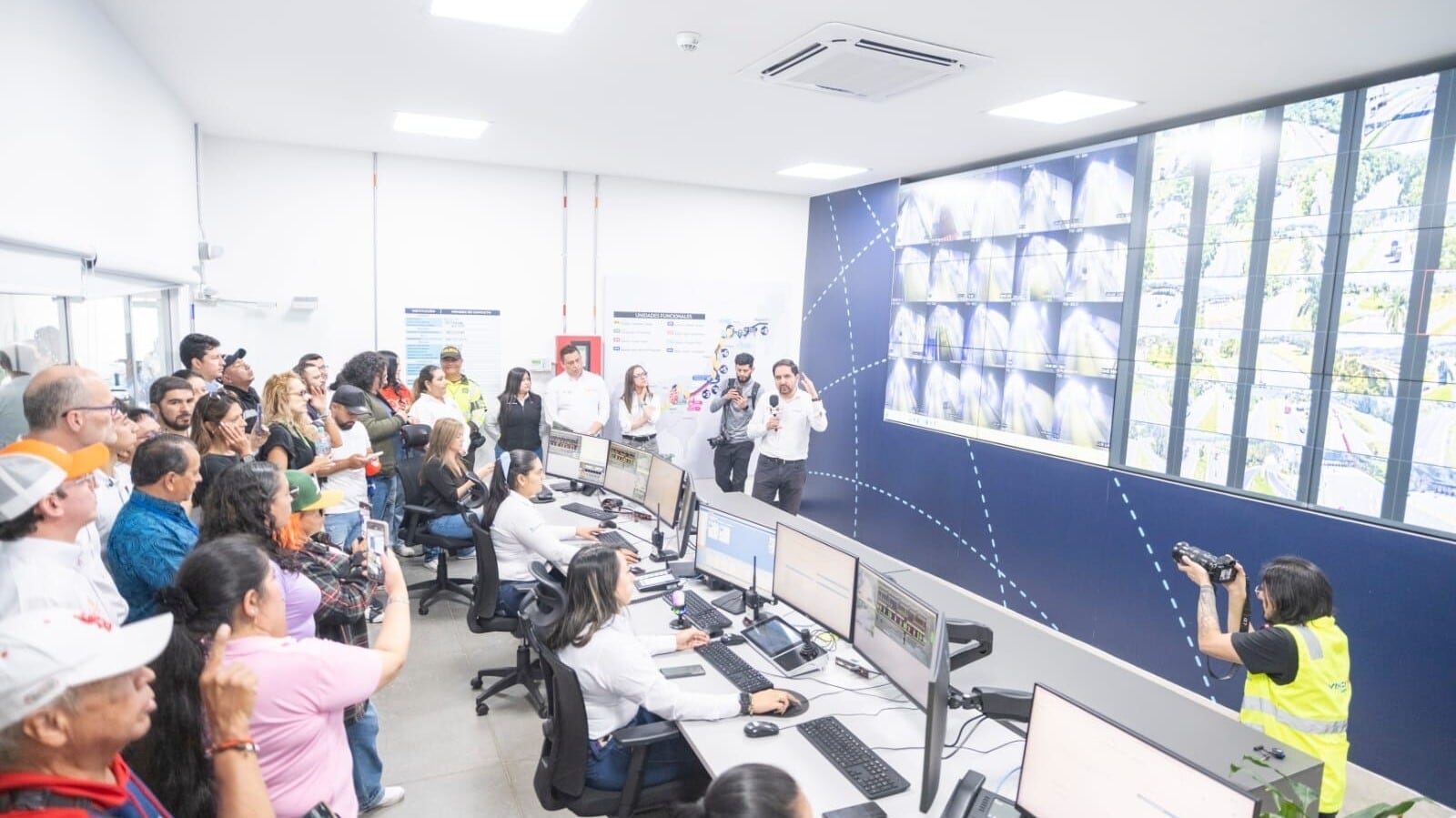 Monitores y personal especializado supervisan el tránsito y las condiciones de la vía Bogotá–Girardot desde la central ubicada en Fusagasugá. - crédito Vía Sumapaz