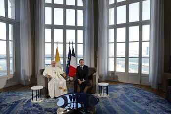El Papa y Macron en