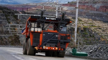 Este camión eléctrico de 384 toneladas es capaz de cargarse mientras trabaja