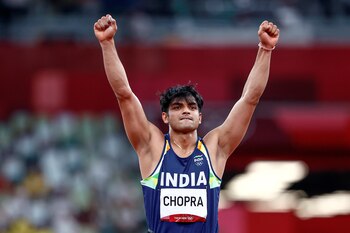 El indio Neeraj Chopra celebra