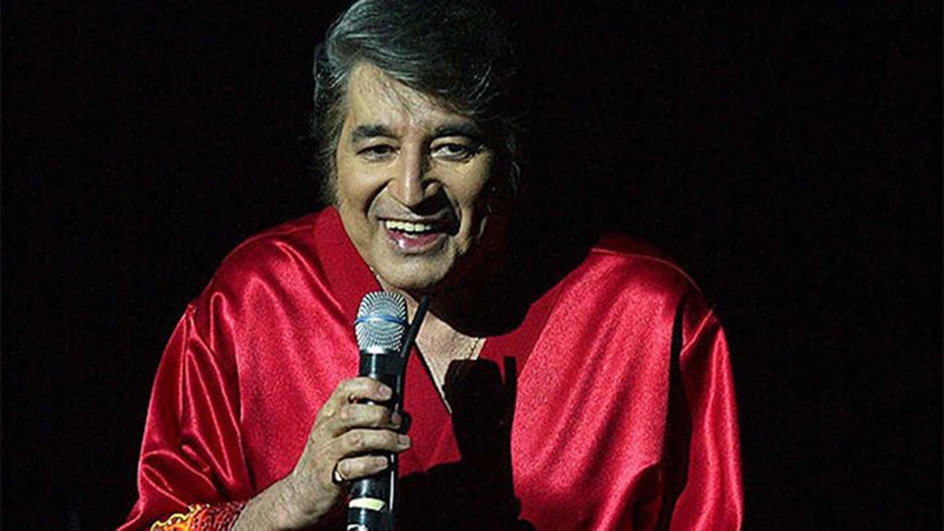 Sandro con un micrófono que le proporcionaba oxígeno