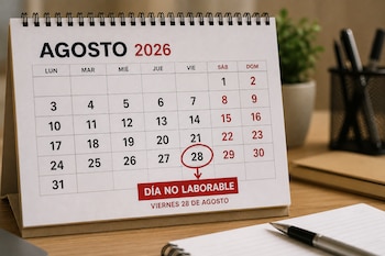 Un calendario de escritorio abierto en agosto de 2026 con un círculo rojo sobre el día 28 y una etiqueta de día no laborable