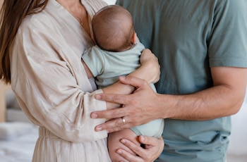 La propuesta del Frente Amplio pretende que madres y padres puedan decidir, en igualdad de condiciones, cuál de sus apellidos ocupará el primer lugar. (Imagen ilustrativa Infobae)