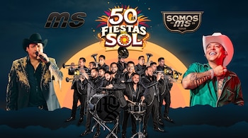 Integrantes de Banda MS posan con instrumentos y sombreros ante el emblema promocional de cincuenta años Fiestas del Sol.