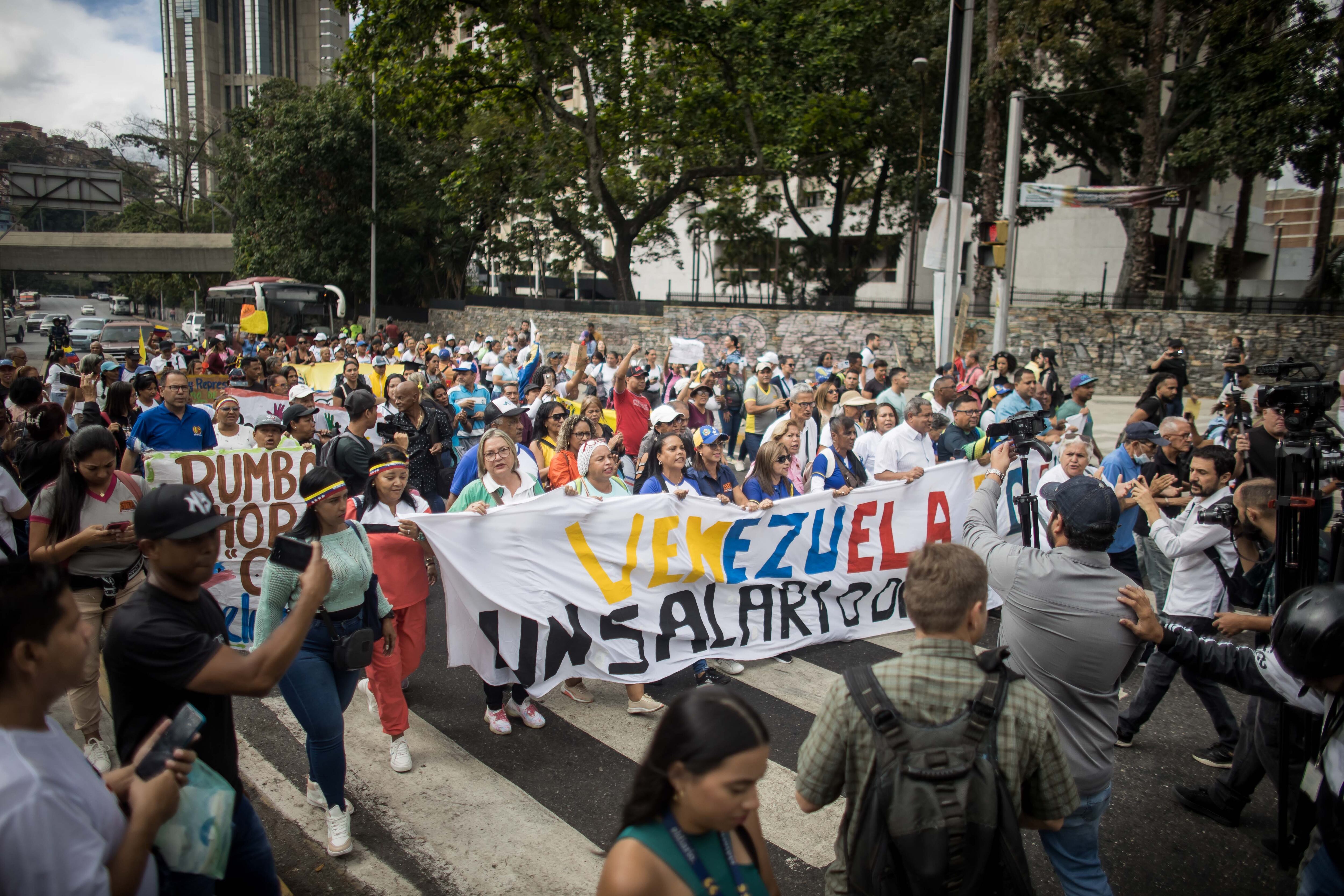 Un grupo de maestros, respaldados por trabajadores de otros sectores, participan en una protesta contra los bajos salarios y para exigir mejoras laborales, este 15 de enero de 2024, en Caracas (EFE/ Miguel Gutiérrez)