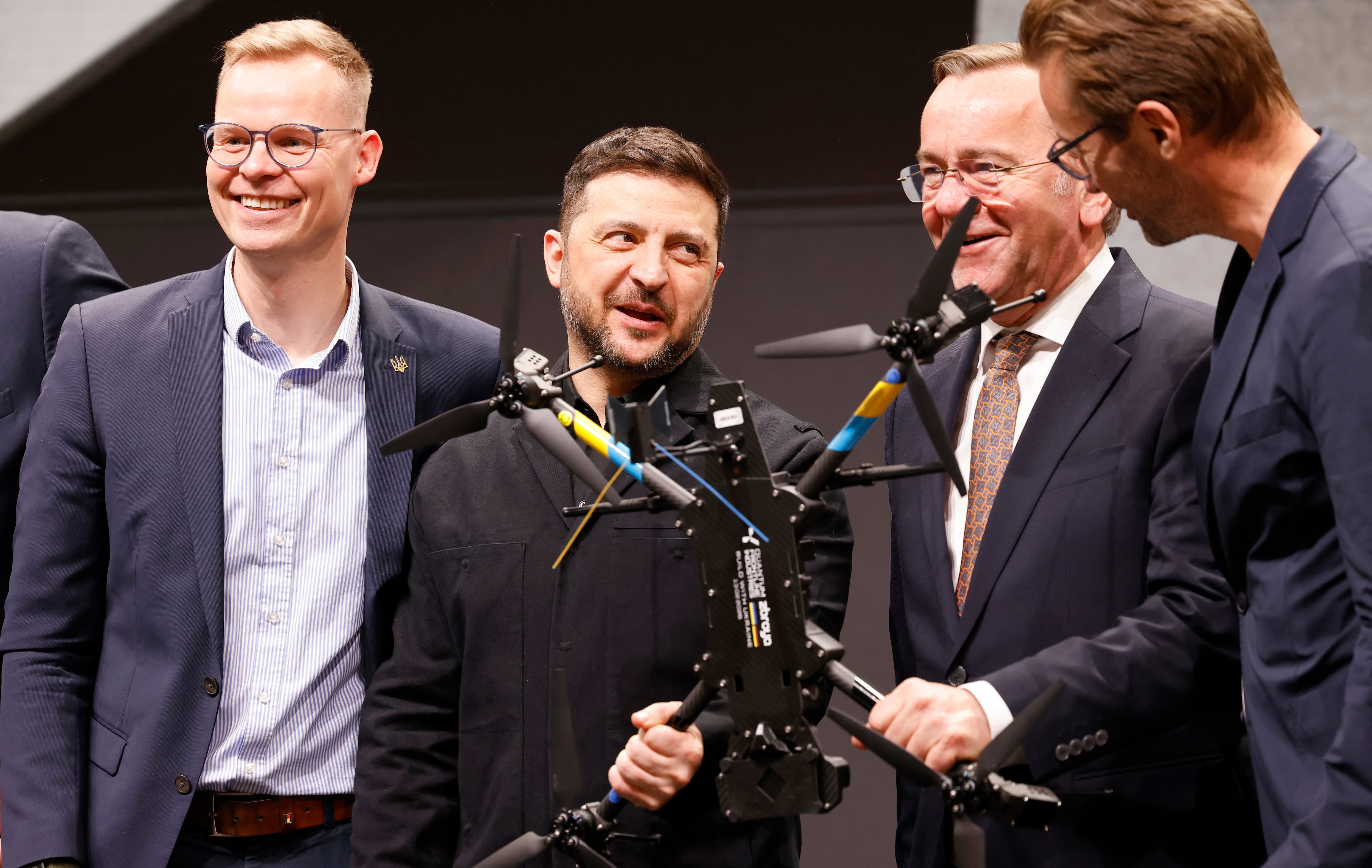 Volodimir Zelensky recibió en Múnich el primer dron ucraniano producido en Alemania