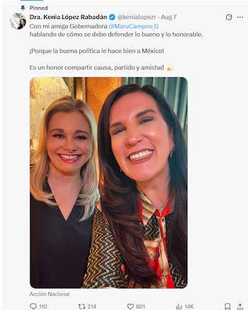 Kenia López Rabadán, de cabello rubio, y Maru Campos, de cabello oscuro, sonríen a cámara en un primer plano. Ambas mujeres están juntas