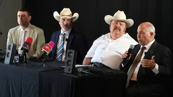 Ramón Ayala llora y elude a la prensa en conferencia sobre demanda por supuesta agresión sexual