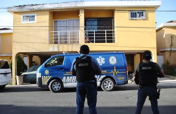 La Policía Nacional Civil identificó a los seis capturados como integrantes de una estructura criminal que mantenía cautiva a la comerciante.