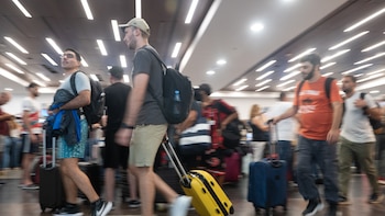 Hubo demoras y cancelaciones en