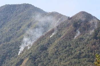 Uno de los focos de fuego en el Valle de Aburrá - crédito @FicoGutierrez/X