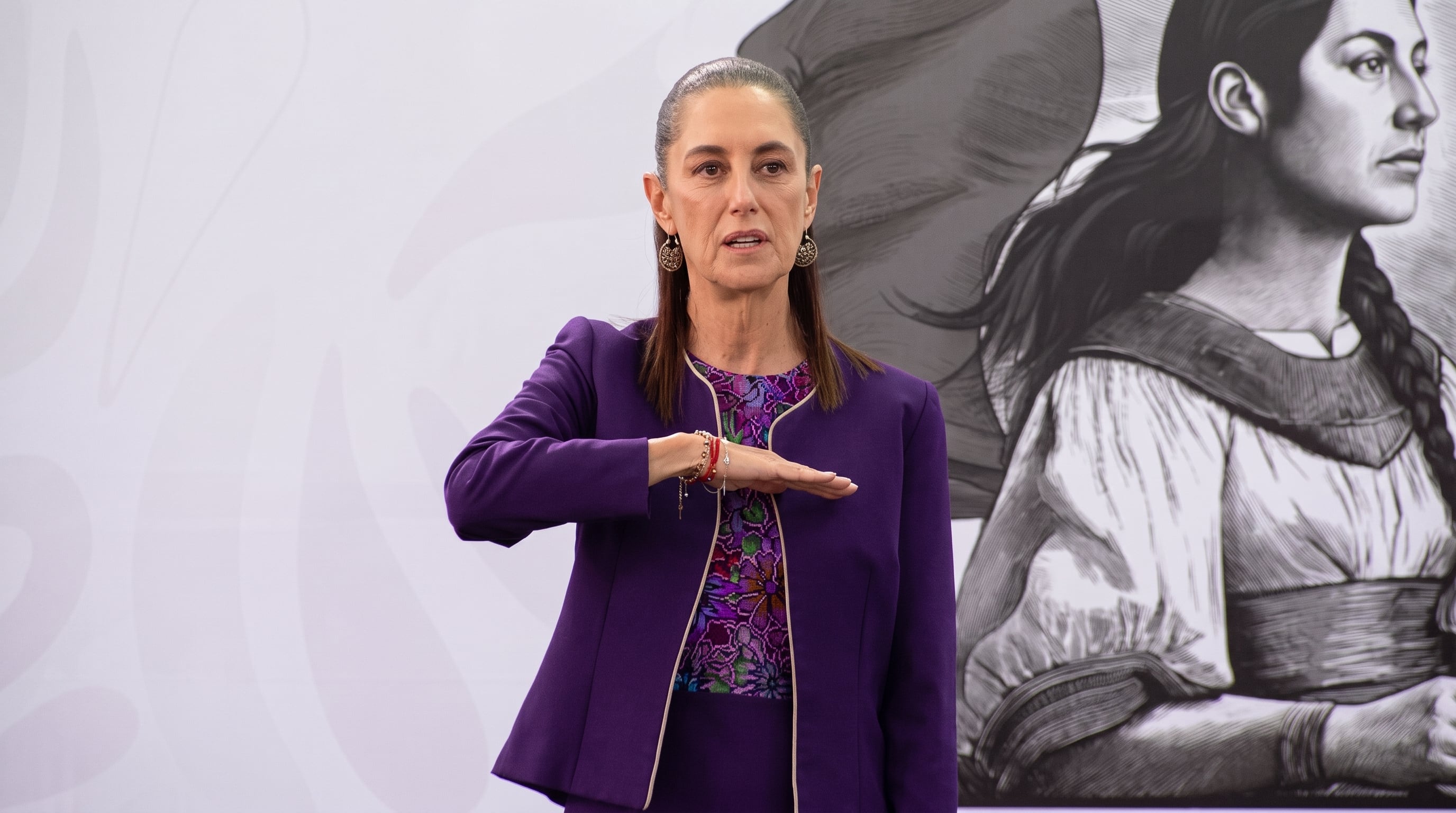 La conferencia se lleva a la Secundaria 10, especializada en Artes Gráficas, como parte de las actividades por el retorno a las aulas de 28 millones de estudiantes en el país
