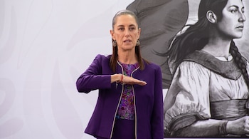 La conferencia se lleva a la Secundaria 10, especializada en Artes Gráficas, como parte de las actividades por el retorno a las aulas de 28 millones de estudiantes en el país