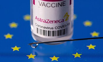 La UE acusó a AstraZeneca de haber incumplido la distribución de vacunas establecida en el contrato (REUTERS/Dado Ruvic)
