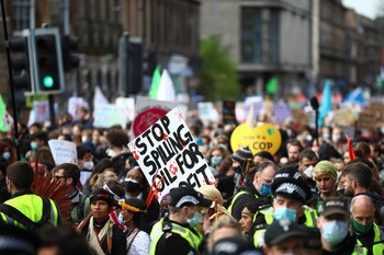 Una multitud marcha por las
