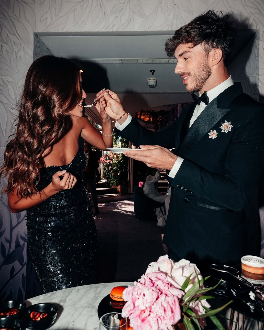 La madre de Kika es presentadora de televisión y su padre tiene un pasado como piloto de carreras