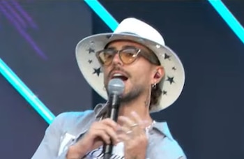 Juan Duque se presenta en los premios Juventud. (Captura de video)