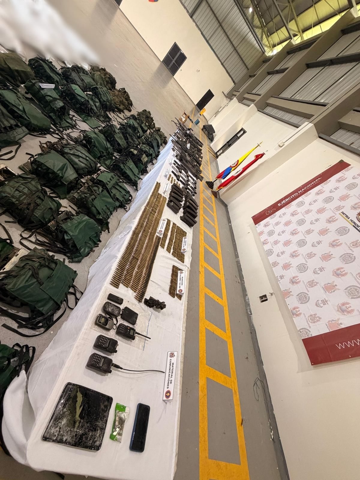 Las tropas incautaron 184 minas antipersonas, más de 29.000 municiones, 19 fusiles, siete ametralladoras y 15 armas cortas en los campamentos - crédito prensa Fuerzas Militares