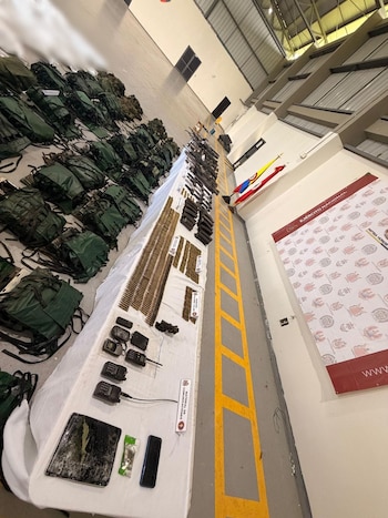 Las tropas incautaron 184 minas antipersonas, más de 29.000 municiones, 19 fusiles, siete ametralladoras y 15 armas cortas en los campamentos - crédito prensa Fuerzas Militares