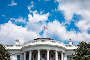 La bandera estadounidense ondea sobre
