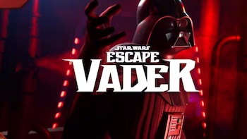 Imagen promocional de "Star Wars Escape Vader" mostrando a Darth Vader de perfil con el casco y la armadura, una mano levantada, sobre un fondo rojo oscuro y luces