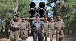 Kim Jong-un anunció una política para desarrollar las fuerzas nucleares y modernizar el armamento convencional de Corea del Norte