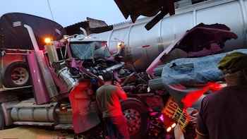 Impresionante choque de cuatro tractocamiones en Antioquia: hay cierre total de la vía Puerto Berrío - Cisneros