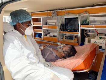 Una enfermera se sienta junto