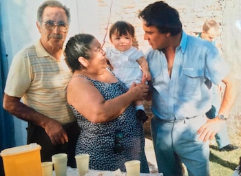Junto a sus abuelos, en