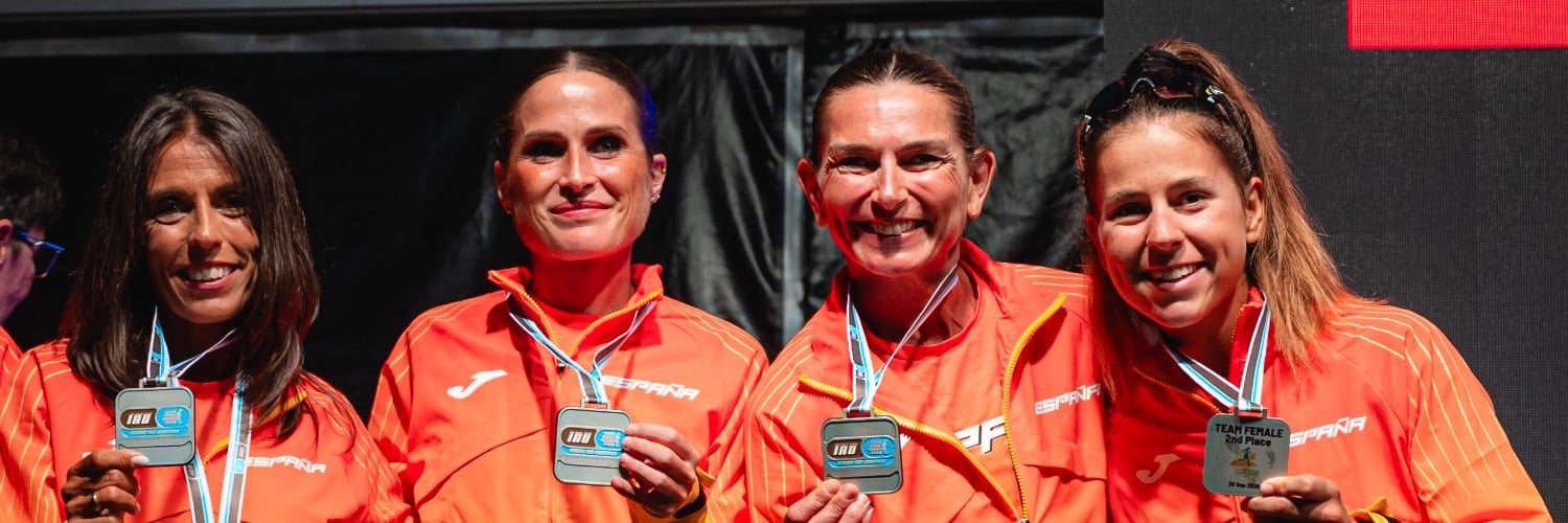 Las atletas Gemma Arenas, Estefanía Unzu, Carmen María y María Romero con la medalla de plata (RFEA)