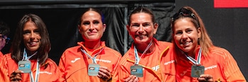 Las atletas Gemma Arenas, Estefanía Unzu, Carmen María y María Romero con la medalla de plata (RFEA)