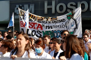 Los médicos se concentran este lunes, convocados por Amyts, ante el Hospital de La Paz de Madrid en la tercera semana de huelga contra la reforma del estatuto marco que propone el Ministerio de Sanidad y que regula las condiciones laborales del personal del Sistema Nacional de Salud.