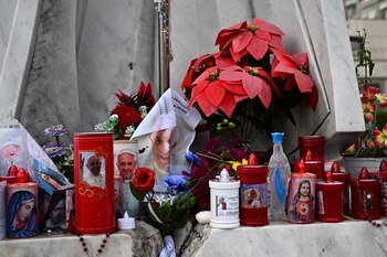 Velas decoradas, flores y fotos