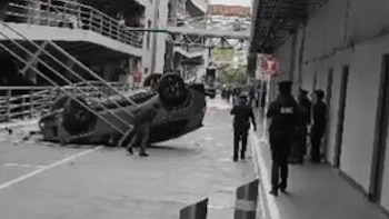 Vehículo cae del segundo piso del estacionamiento de Galerías Coapa: conductora resulta ilesa