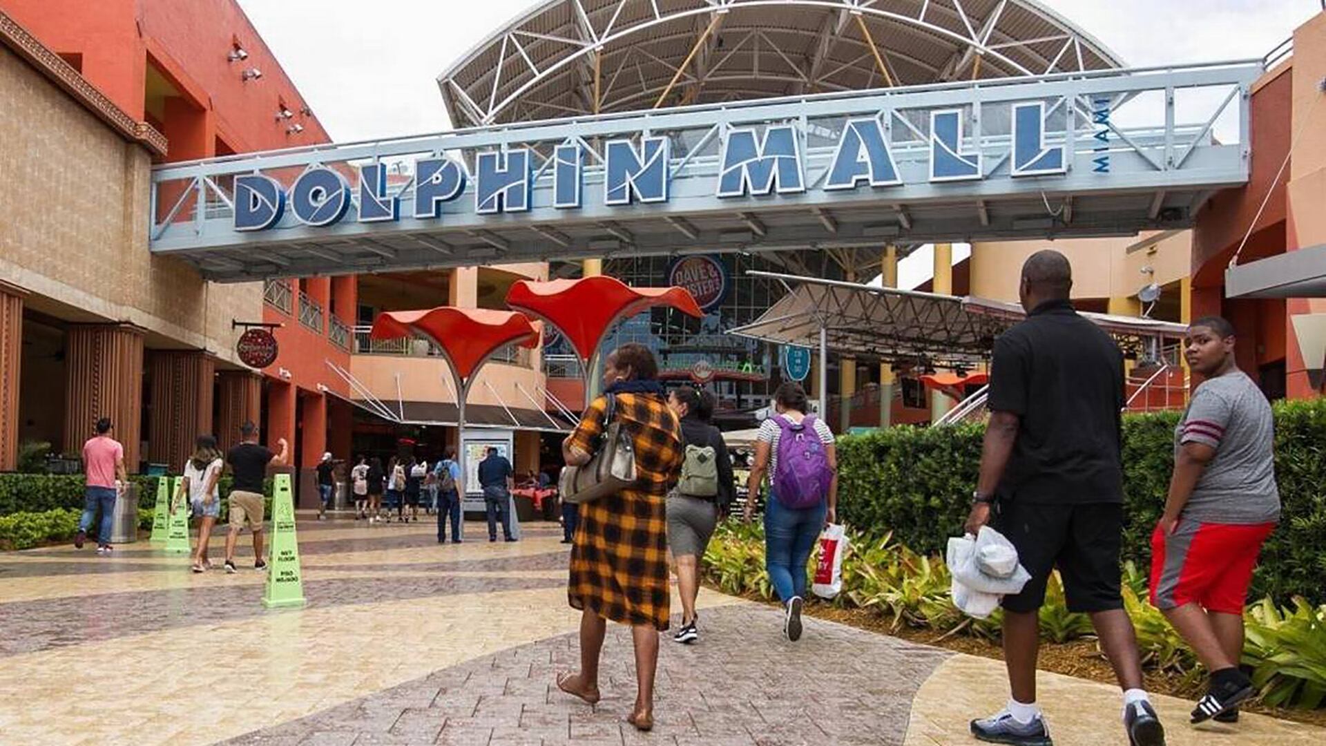 La entrada del Dolphin Mall, donde se cometieron los supuestos robos