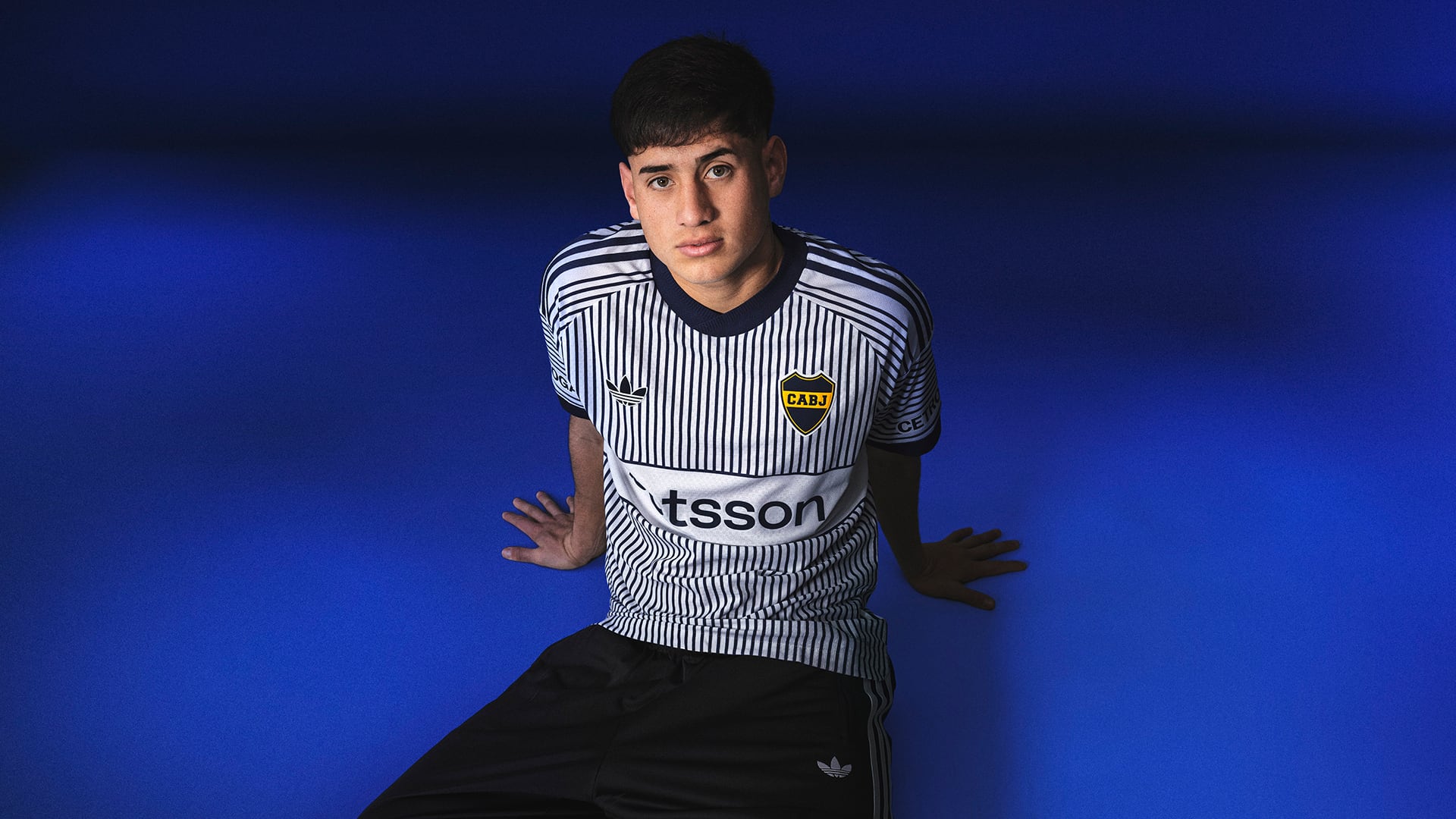 Tomy Aranda posa con la nueva camiseta alternativa de Boca Juniors