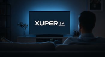 Logo de XUPER TV junto a un dispositivo móvil con advertencia de seguridad