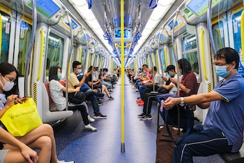 Pasajeros con mascarilla en el metro de Hong Kong por la pandemia de coronavirus (DPA)