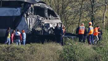 Un tren de alta velocidad chocó contra un camión en el norte de Francia: murió el maquinista y hay dos heridos graves