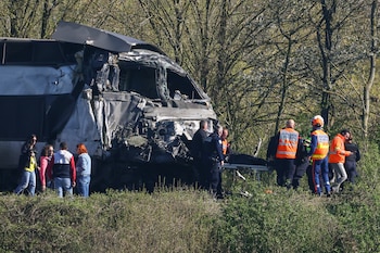 Bomberos y policías trasladan a una persona de entre los restos de un tren TGV tras su colisión con un camión en un paso a nivel entre Béthune y Lens, en Bully-les-Mines, en la región de Pas-de-Calais, al norte de Francia (Foto de Sameer AL-DOUMY / AFP)