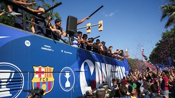 El Barça se da un baño de masas en Barcelona en la rúa de Liga y Supercopa