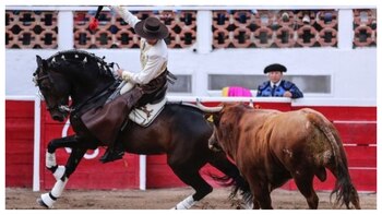 Tarik Othón es un rejoneador,