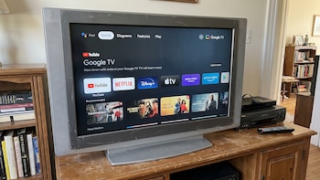 No lo tires: truco de Google para transformar tu viejo televisor en un potente Smart TV