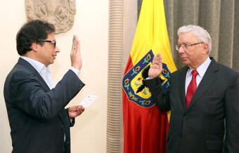 Durante la alcaldía de Gustavo Petro, Alberto Merlano participó en las decisiones que definieron cambios en el esquema de basuras, origen de los procesos sancionatorios. - crédito Alcaldía de Bogotá