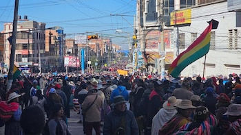Manifestantes bolivianos logran impedir el paso del convoy hacia La Paz liderado por el ministro Zamora