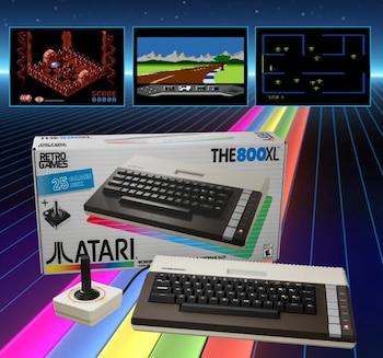 Una caja de The 800XL, una computadora Atari con teclado, una palanca de mando y tres capturas de pantalla de videojuegos