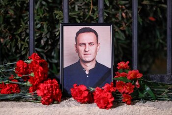 Un retrato del difunto líder opositor ruso Alexéi Navalny. EFE/David Mdzinarishvili