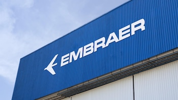 Embraer reduce un 44,6% su beneficio hasta marzo, pero alcanza ingresos récord y mantiene previsiones