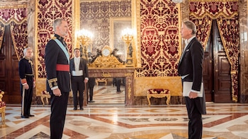 España expulsa al embajador de